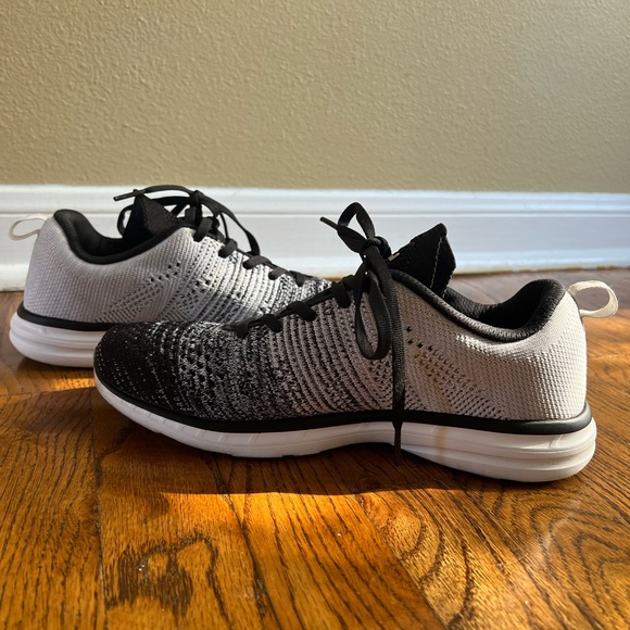 APL Women’s TechLoom Pro Gradient Athletic Shoes Size: 8.5 - Picture 7 of 9